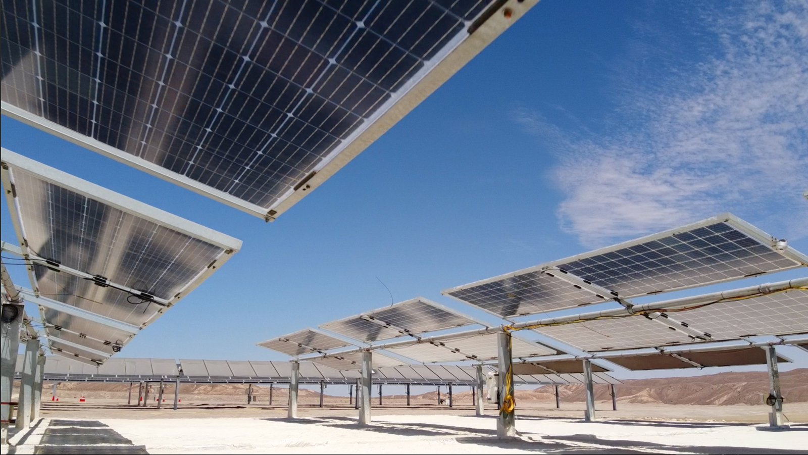 Paneles solares bifaciales en el desierto de Atacama